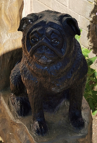 bank mops m�pse hund hunde schnitzen motors�ge kettens�gen holz garten jochen adam holzwerker