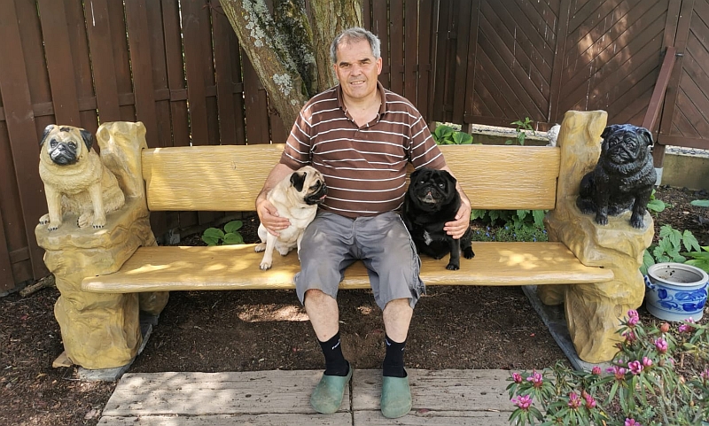 bank mops m�pse hund hunde schnitzen motors�ge kettens�gen holz garten jochen adam holzwerker