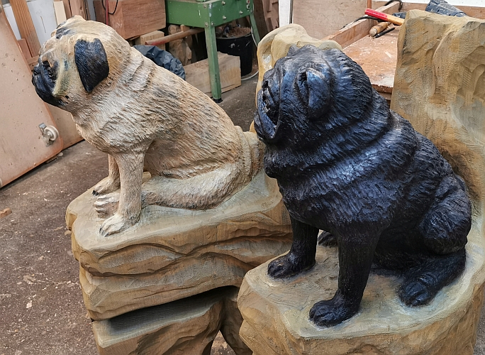 bank mops m�pse hund hunde schnitzen motors�ge kettens�gen holz garten jochen adam holzwerker