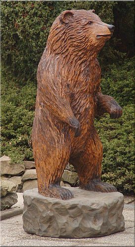 B�r holzwerker jochen Adam schnitzen mit der motors�ge