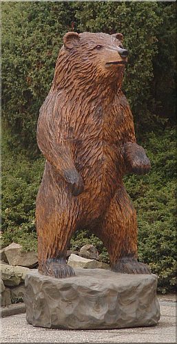 B�r holzwerker jochen Adam schnitzen mit der motors�ge