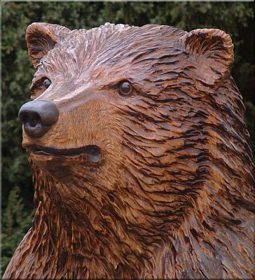 B�r holzwerker jochen Adam schnitzen mit der motors�ge