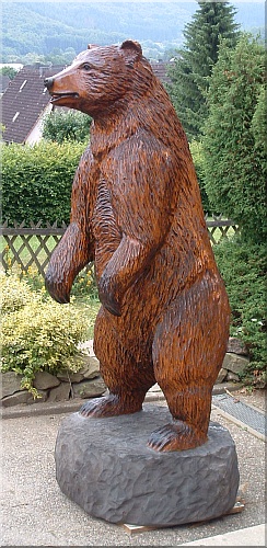 B�r holzwerker jochen Adam schnitzen mit der motors�ge