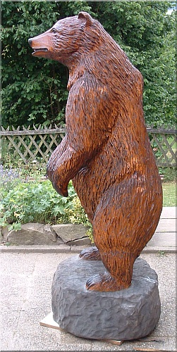 B�r holzwerker jochen Adam schnitzen mit der motors�ge