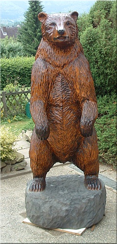 B�r holzwerker jochen Adam schnitzen mit der motors�ge