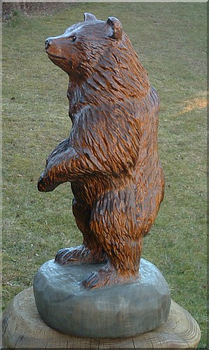 B�r holzwerker jochen Adam schnitzen mit der motors�ge