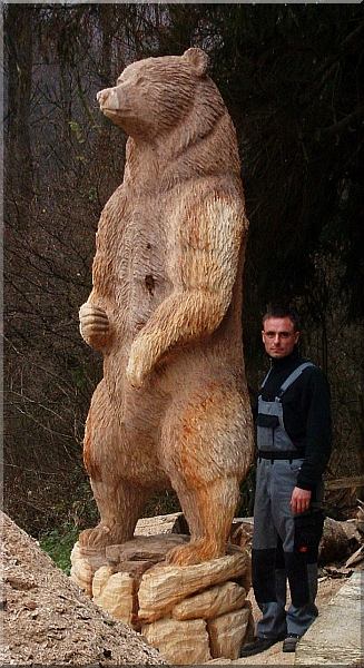 stehender b�r grizzly b�r holzwerker jochen adam schnitzen mit der motors�ge