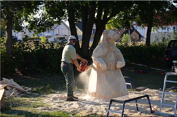 grizzly  b�r holzwerker jochen adam schnitzen mit der motors�ge