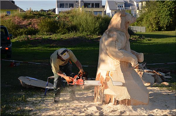 grizzly  b�r holzwerker jochen adam schnitzen mit der motors�ge