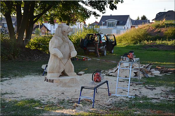 grizzly  b�r holzwerker jochen adam schnitzen mit der motors�ge