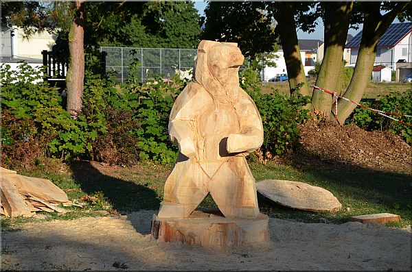 grizzly  b�r holzwerker jochen adam schnitzen mit der motors�ge