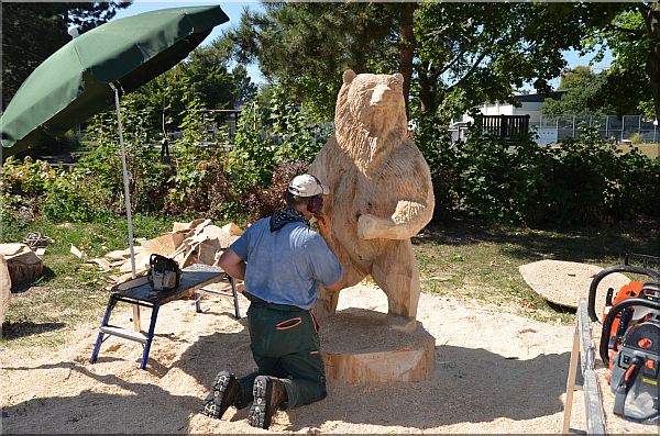 grizzly  b�r holzwerker jochen adam schnitzen mit der motors�ge