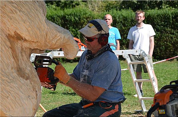 grizzly  b�r holzwerker jochen adam schnitzen mit der motors�ge