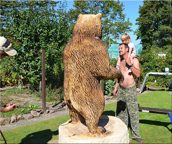 grizzly  b�r holzwerker jochen adam schnitzen mit der motors�ge