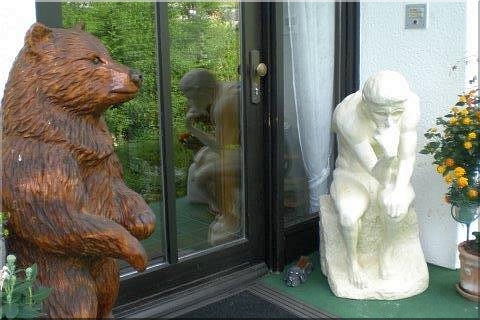 der denker  der denker jochen adam motors�ge holz geschnitzt holzwerker