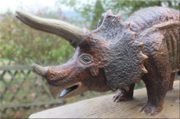 dinosaurier triceratop kettens�ge motors�ge jochen adam holzwerker schnitzen kunst 