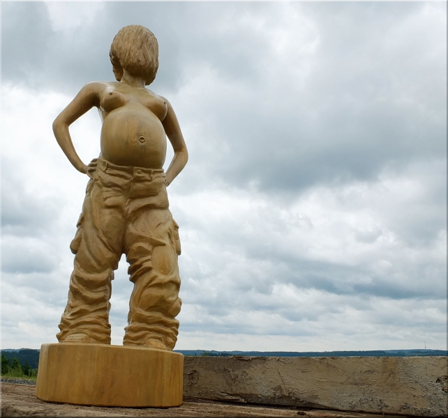 schwanger pregnant frau lady s�ge  mit motors�ge geschnitzt  holz schnitzen motors�ge kettens�ge holzwerker