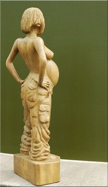 schwangere lady mit motors�ge geschnitztbar  holz schnitzen motors�ge kettens�ge holzwerker