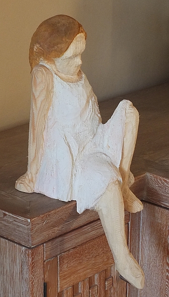 skulptur sitzen m�dchen holz schnitzen carving motors�ge kettens�ge holzwerker jochen adam