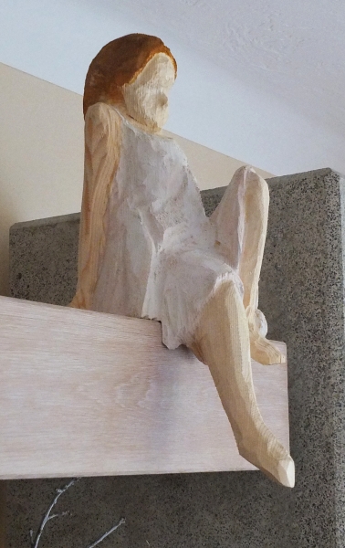 skulptur sitzen m�dchen holz schnitzen carving motors�ge kettens�ge holzwerker jochen adam