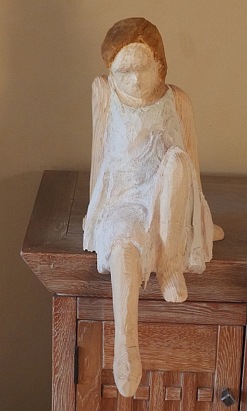 skulptur sitzen m�dchen holz schnitzen carving motors�ge kettens�ge holzwerker jochen adam