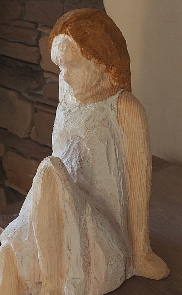 skulptur sitzen m�dchen holz schnitzen carving motors�ge kettens�ge holzwerker jochen adam