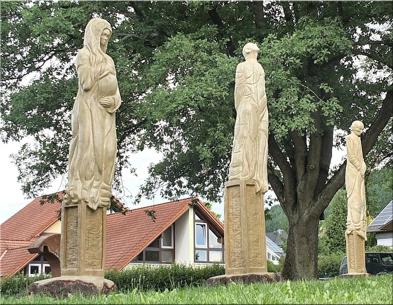 skulpturen holz schnitzen motors�ge kettens�ge geburt leben tod holzwerker