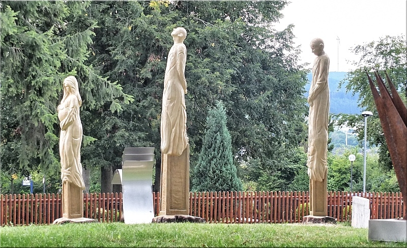 sculpture wood skulpturen holz schnitzen motors�ge kettens�ge geburt leben tod holzwerker