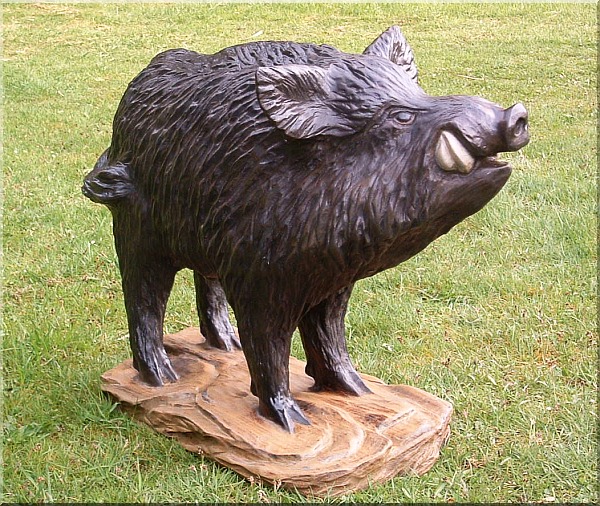 Wildschwein mit Motors�ge geschnitzt